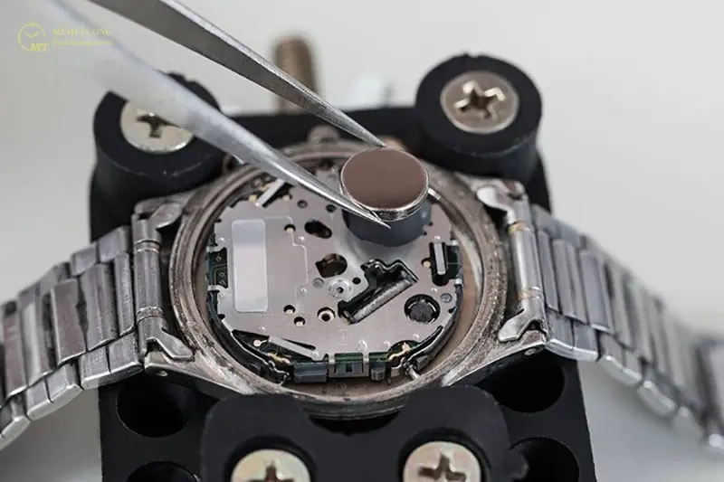 Thay pin và bảo dưỡng đồng hồ mất bao nhiêu tiền?