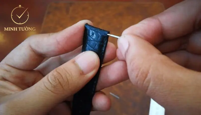 Đầu tiên, cần tháo dây đồng hồ Casio cũ ra khỏi mặt số