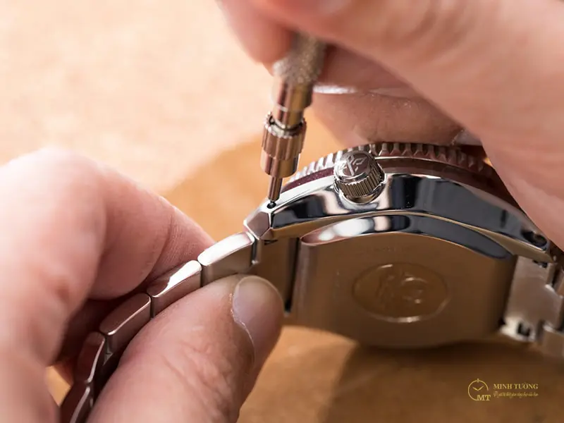 Cách tháo chốt đồng hồ đeo tay