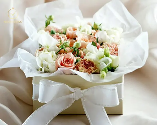 Thay vì mua những bó hoa chỉ bó trong giấy, hãy thử chọn hoa được đặt trong lẵng