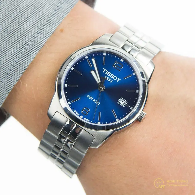 Đồng hồ Tissot với sắc xanh của mặt đồng hồ rất đễ phối đồ