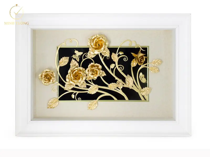 Tặng tranh hoa hồng dát vàng như một lời khen ngợi, lời chúc mãi xinh đẹp, tràn đầy sức sống