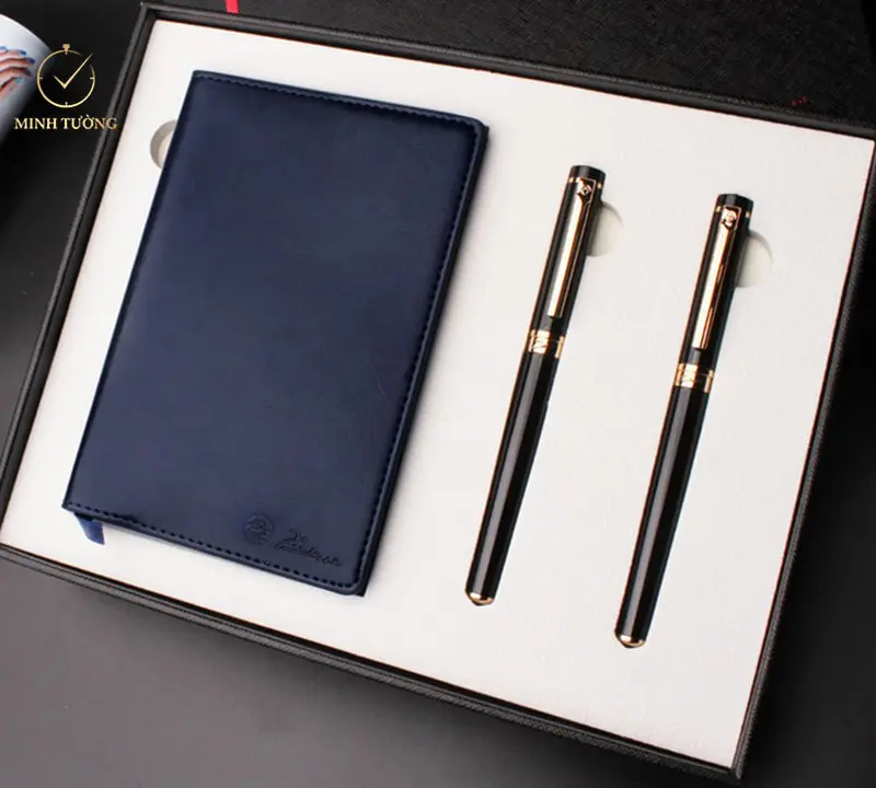 Sổ và bút ký là những vật dụng quan trọng không thể thiếu trong các phòng làm việc của doanh nghiệp