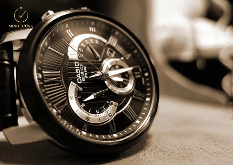Mặt đồng hồ được thiết kế dạng Chronograph với 3 mặt số phụ và 6 kim đồng hồ tinh tế