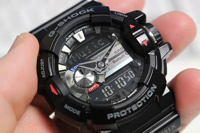 Nhấn và giữ nút C để đến chế độ chỉnh thứ đồng hồ Casio