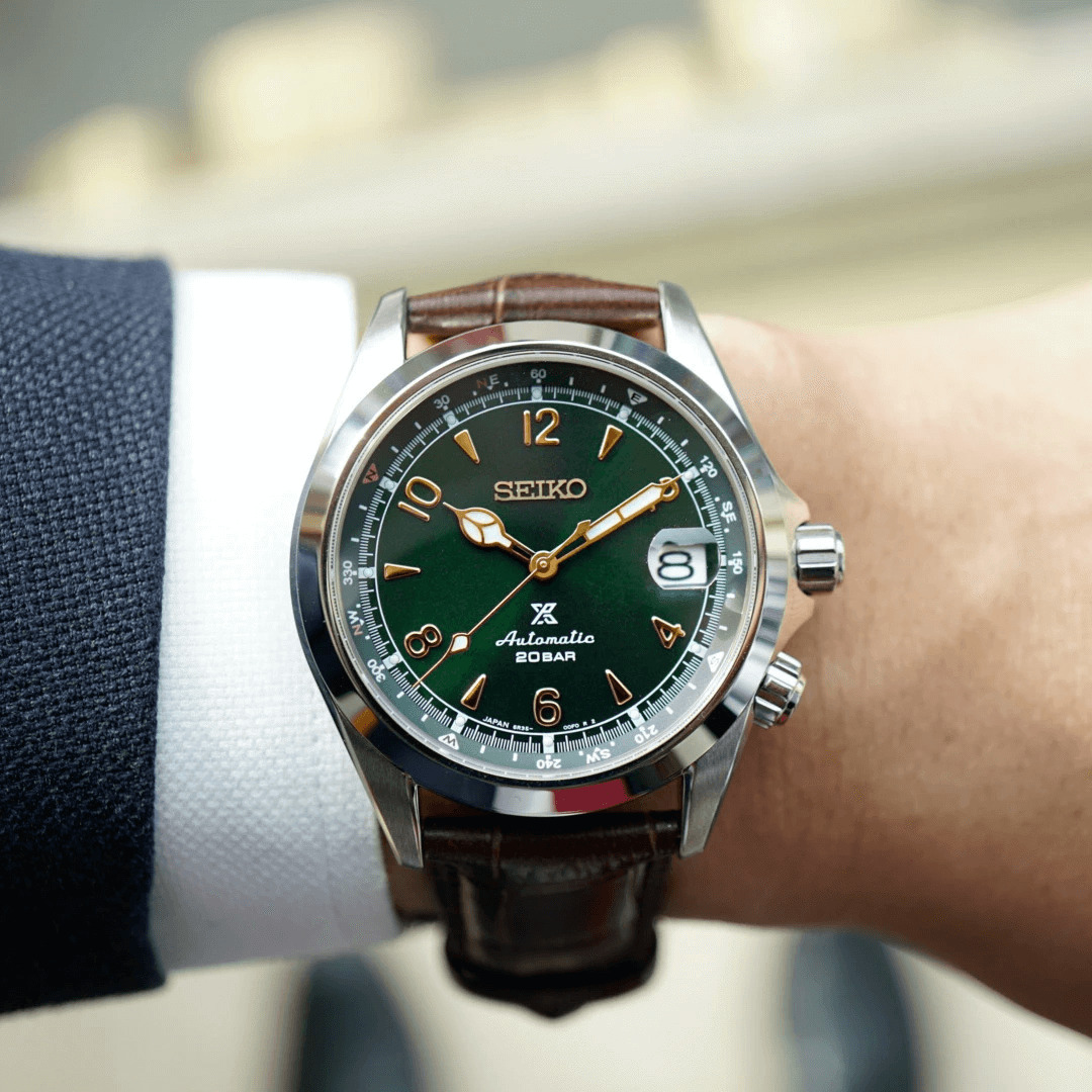 Đồng hồ đeo tay nam chính hãng được thiết kế và sản xuất đăng ký bản quyền