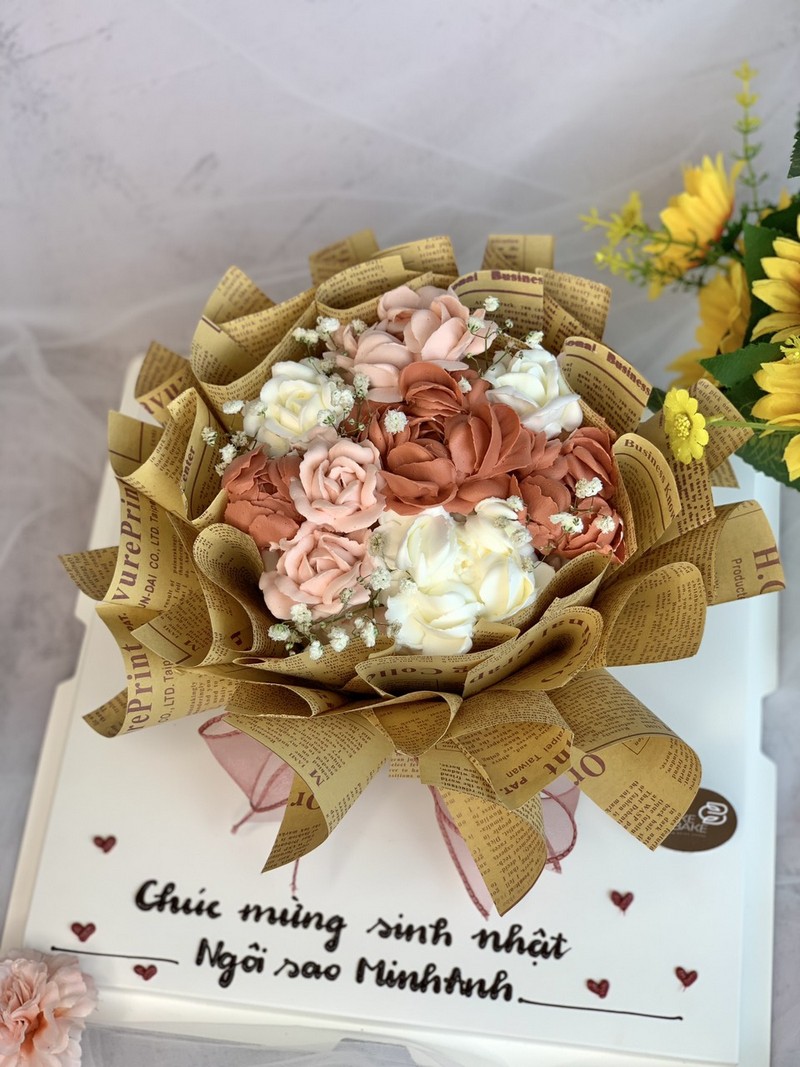 Bánh kem và hoa là một trong những món quà tặng sinh nhật quốc dân được nhiều người yêu thích