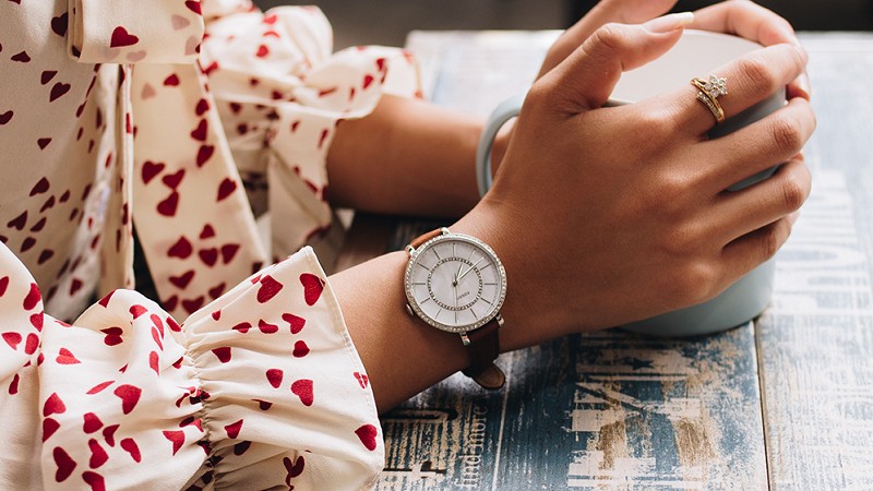 Đồng hồ đeo tay với sự tỉ mỉ và chỉn chu trong từng mẫu thiết kế sẽ nhắc nhở nàng về những cuộc hẹn, luôn luôn đúng giờ