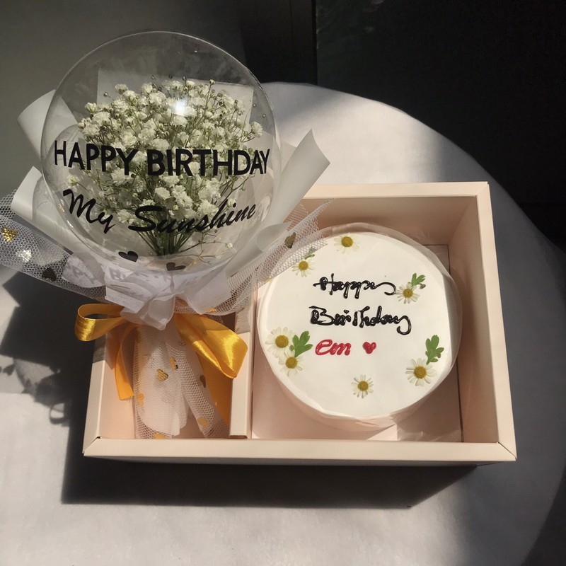 Hoa tươi và bánh kem luôn là món quà đầy lãng mạn trong ngày sinh nhật mà bạn có thể dành cho người yêu của mình
