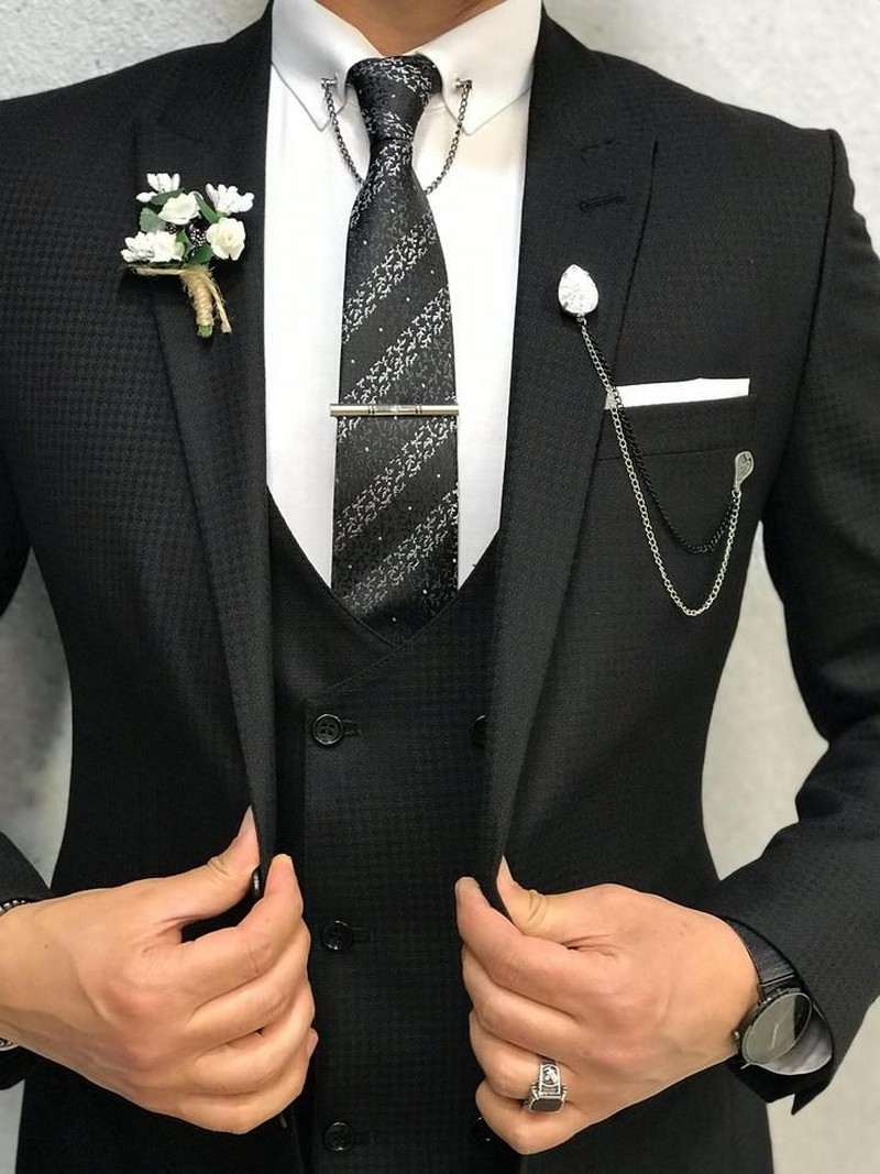 Chiếc cà vạt với chiếc kẹp đơn giản nhưng ấn tượng, tôn lên vẻ ngoài lịch lãm cho người sử dụng