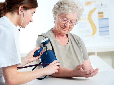 Máy đo huyết áp được xem là món quà thiết thực và hữu ích, nó thay bạn theo dõi sức khỏe cho mẹ của bạn