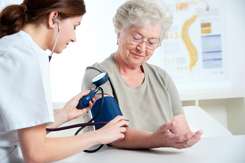 Máy đo huyết áp được xem là món quà thiết thực và hữu ích, nó thay bạn theo dõi sức khỏe cho mẹ của bạn